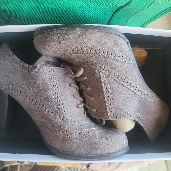 Wingtip Heels - Picture 2 of 5